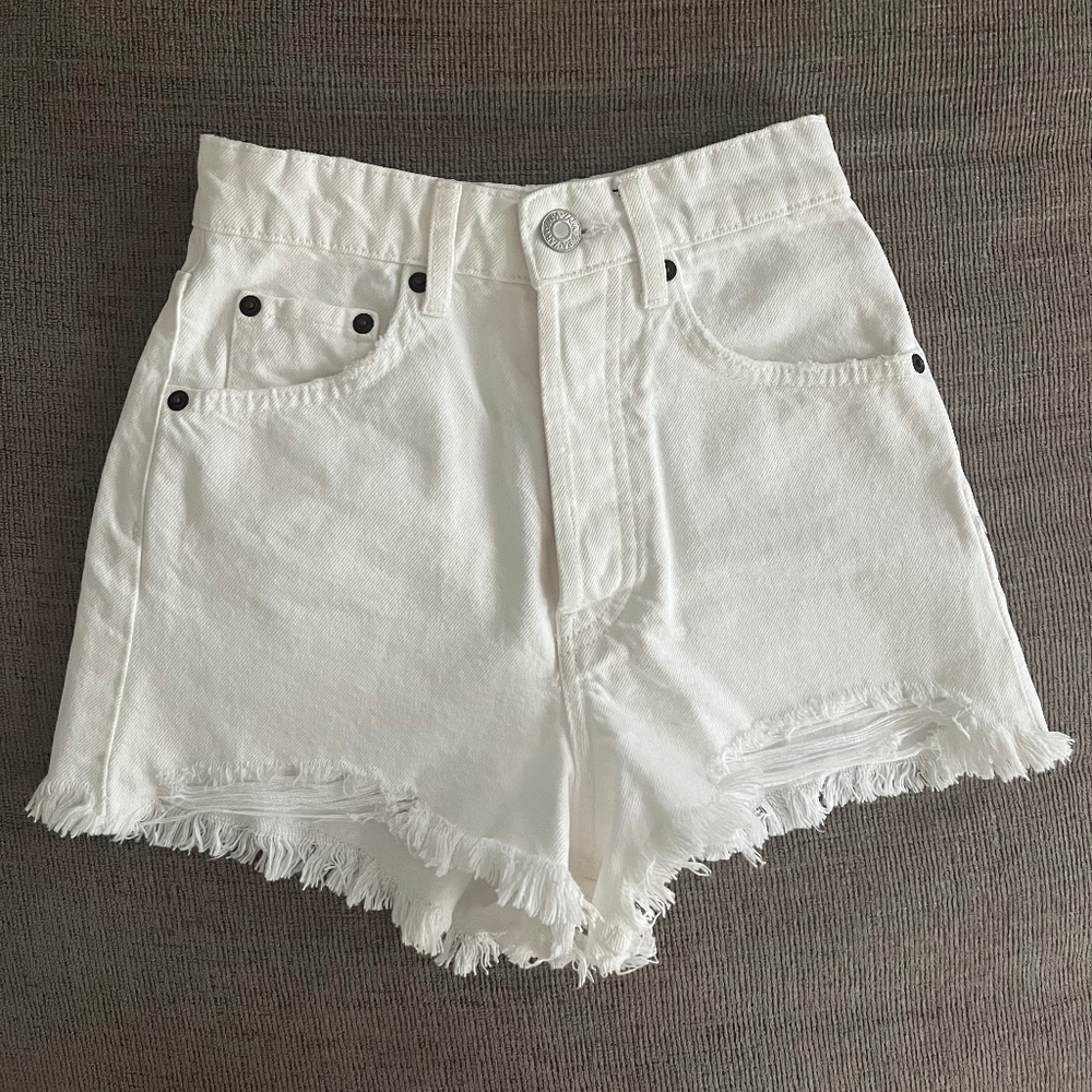 White Denim Shorts ZARA, Size 0 • High-waisted🩷